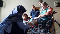 Petugas rehabilitasi medik mengukur kaki pasien diabetes di Rumah Sakit Cipto Mangunkusumo, Jakarta, Rabu (14/11). Sejumlah pasien memperoleh donasi berupa kaki prostetik dan sepatu diabetes dari Sun Life Indonesia. (Liputan6.com/HO/Megha)