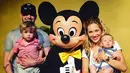 Sebagai orang tua yang selalu inginkan yang terbaik untuk anak-anaknya, Michael Buble dan Luisana Lopilato melakukan usaha dengan cara apapun demi kesembuhan anak laki-laki mereka, Noah. (Instagram/michaelbuble)