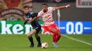 Bek Atalanta Giorgio Scalvini berebut bola dengan bek RB Leipzig Benjamin Henrichs pada leg pertama perempatfinal Liga Europa di Red Bull Arena, Kamis (7/4/2022). Atalanta bermain imbang 1-1 dengan RB Leipzig. (Ronny HARTMANN / AFP)