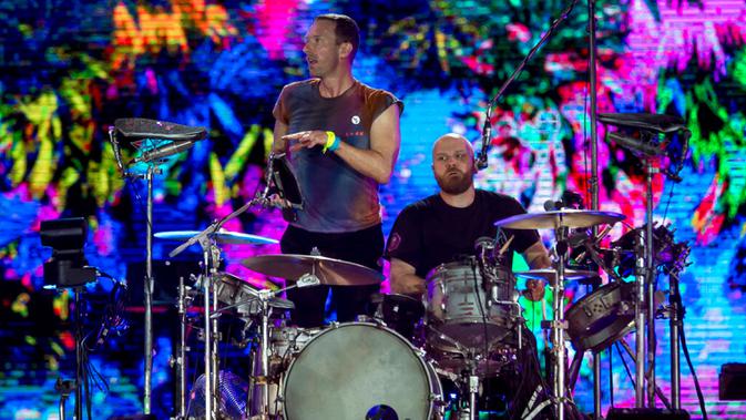 <p>Vokalis dari band rock Inggris Coldplay, Chris Martin (kiri) dan drummer Will Champion tampil pada festival musik Rock in Rio di Rio de Janeiro, Brasil, Minggu (11/9/2022). Ia meminta para penonton untuk meletakkan ponsel mereka dan menikmati lagunya. (AP Photo/Bruna Prado)</p>