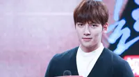 Ji Chang Wook resmi menjadi tentara aktif pada 14 Agustus 2017. Aktor kelahiran 5 Juli 1987 ini melakukan pelatihan dasar di Markas Infantri 3 di Cheorwon, Gangwon. Ia akan menyelesaikan wamilnya pada Mei 2019. (Foto: soompi.com)