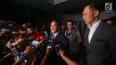 Ketum Partai Gerindra Prabowo Subianto (kiri) dan Agus Harimurti Yudhoyono (AHY) memberi keterangan usai menjenguk Ketum Partai Demokrat Susilo Bambang Yudhoyono (SBY) di RSPAD, Jakarta, Rabu (18/7). SBY dirawat karena kelelahan. (Merdeka.com/Imam Buhori)