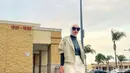Menikmati cerahnya cuaca di Los Angeles, Zaskia jalan-jalan dalam balutan turtleneck top sebagai inner, outer, hijab dan loose pants. Gayanya disempurnakan dengan sneakers dan kacamata hitam. (Instagram/zaskiadyamecca).