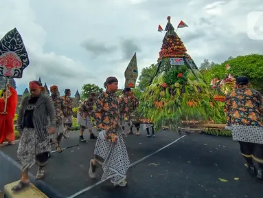 Peserta menampilkan salah satu gunungan saat Festival Gunungan di Lapangan Garuda Mandala Kompleks Candi Prambanan, Kabupaten Klaten, DIY, Selasa (31/12/2019). Festival ini menampilkan aneka gunungan, wayang kulit dan berbagai kesenian tradisional. (Liputan6.com/Gholib)