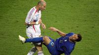 Pada Piala Dunia 2006, Zinedine Zidane pernah melakukan tindakan kontroversial dengan menyundul pemain Italia, Marco Materazzi, saat laga final Piala Dunia di Jerman. (AFP/John Macdougall)