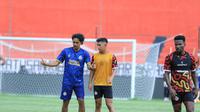 Bima Reksa sedang mendengarkan arahan dari staf pelatih Semen Padang FC dalam sesi latihan yang digelar di Stadion H Agus Salim Padang beberapa waktu yang lalu. (Bola.com/Nandang Permana)