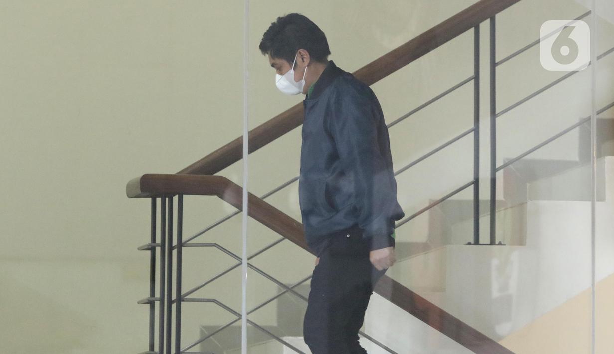 <p>Bupati Tanah Bumbu periode 2010-2015 dan 2016-2018 yang juga kader Partai Demokrasi Indonesia Perjuangan (PDI-P), Mardani H. Maming sesaat sebelum menjalani pemeriksaan di Gedung KPK, Jakarta, Kamis (28/7/2022). Sebelumnya, KPK menetapkan Mardani H Maming masuk dalam Daftar Pencarian Orang (DPO) terkait kasus dugaan suap dan gratifikasi izin usaha pertambangan di Kabupaten Tanah Bumbu, Kalimantan Selatan. (Liputan6.com/Helmi Fithriansyah)</p>