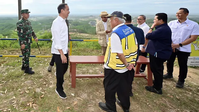 Presiden Joko Widodo atau Jokowi menikmati suasana pagi hari di Kawasan Ibu Kota Nusantara (IKN), Kalimantan Timur pada Jumat (1/3/2024).