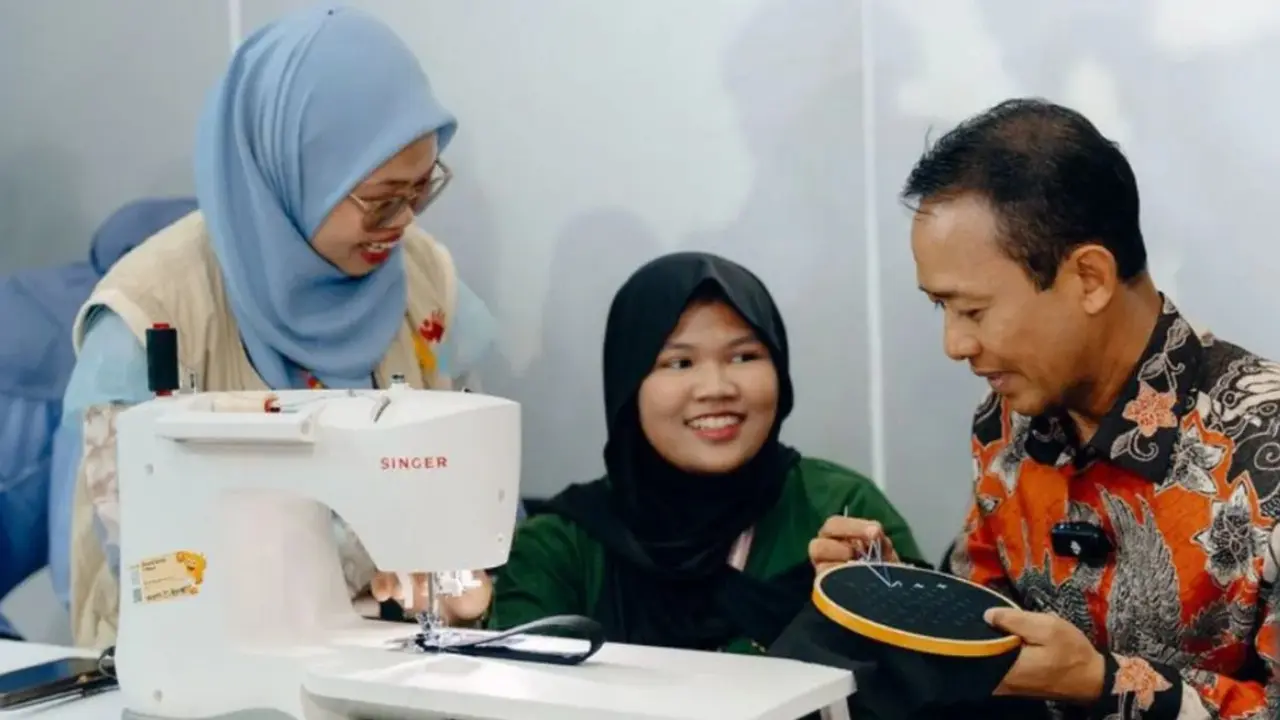 PT MRT Jakarta (Perseroda) meluncurkan program "Menjahit Perjalanan" dengan mendaur ulang pakaian bekas menjadi produk resmi.