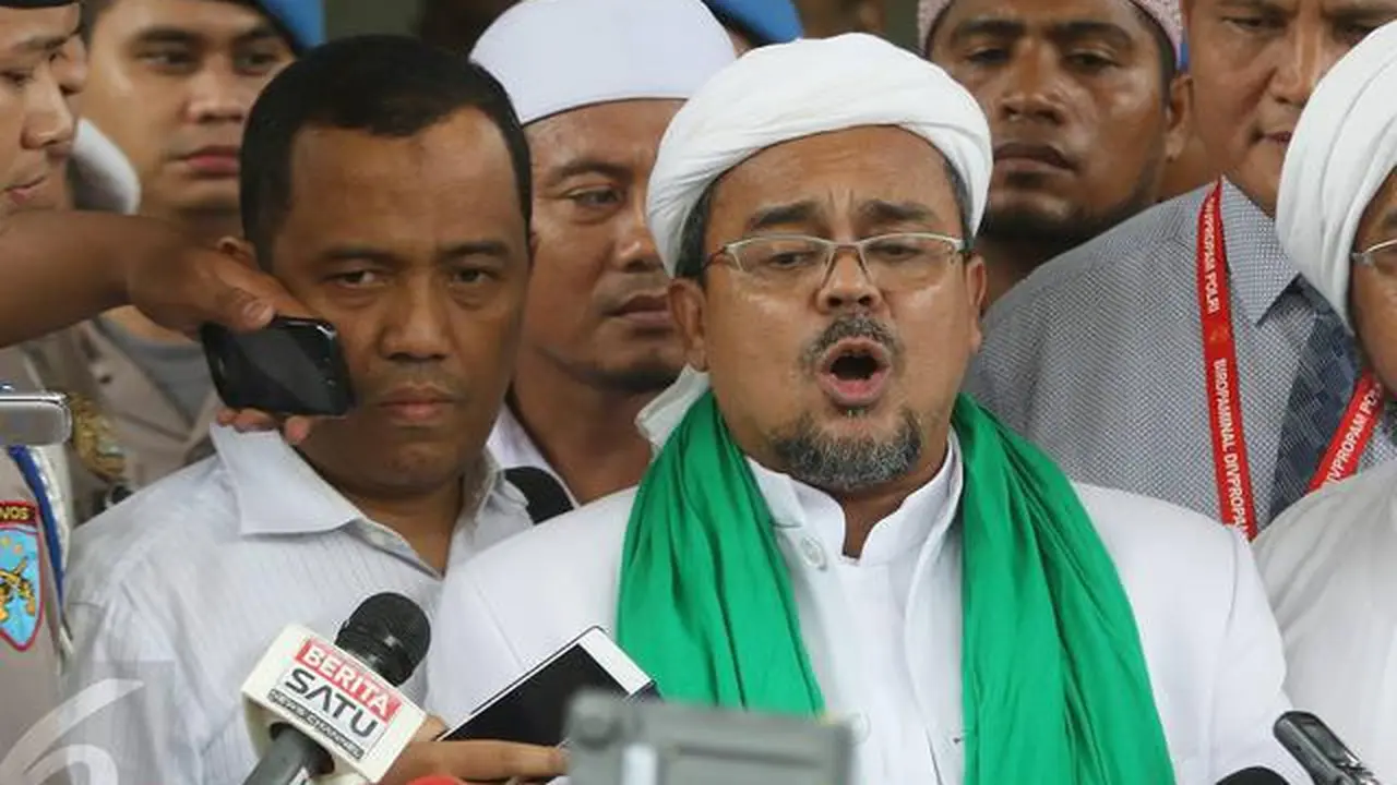 Pimpinan FPI, Muhammad Rizieq Shihab memberi keterangan usai menjalani pemeriksaan di Bareskrim, Jakarta, Rabu (23/11). Pemeriksaan beragendakan melengkapi berkas sebelumnya di tingkat penyelidikan. (Liputan6.com/Immanuel Antonius)