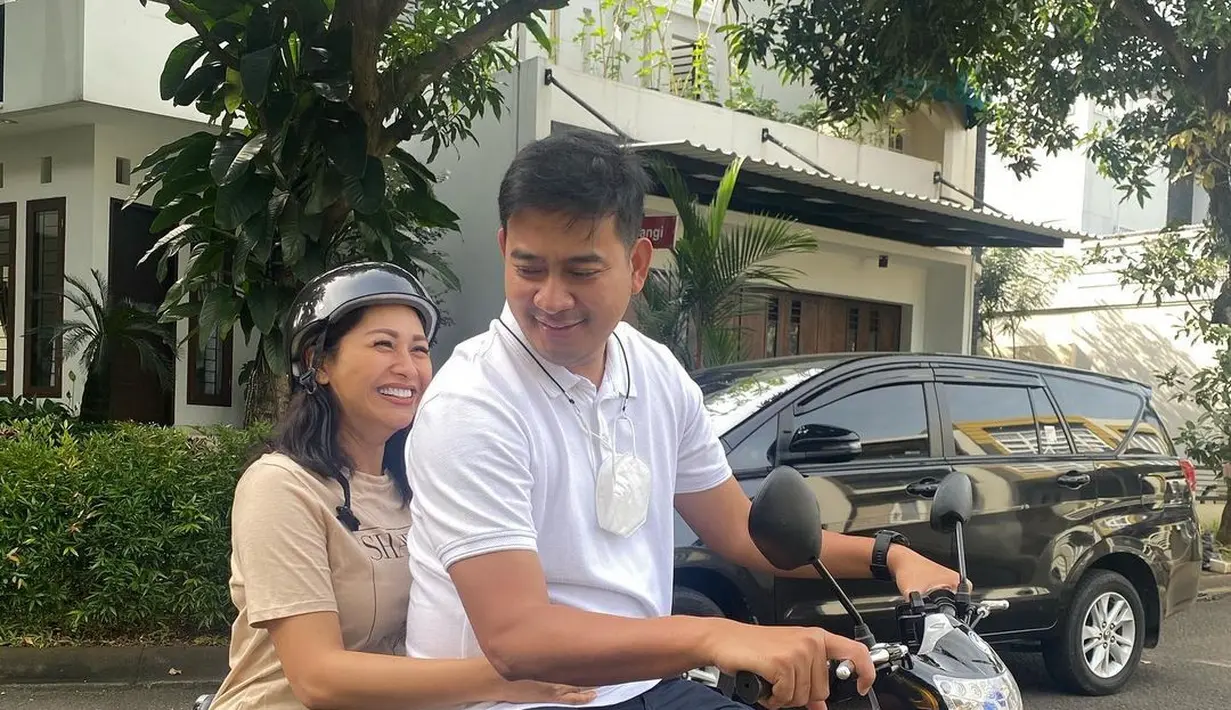 <p>Meski sudah ada tiga anak di keluarga mereka, Raden Brotoseno dan Tata Janeeta tetap menjadi pasangan yang romantis. Keduanya masih sering menyempatkan untuk habiskan waktu berdua dengan berkencan. (FOTO: instagram.com/tatajaneetaofficial/)</p>