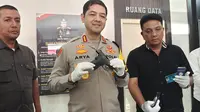 Kapolres Metro Depok, Kombes Arya Perdana menunjukan airsoft gun milik oknum pegawai Pengadilan Negeri Depok usai aksi koboi viral di media sosial. (Liputan6.com/Dicky Agung Prihanto)