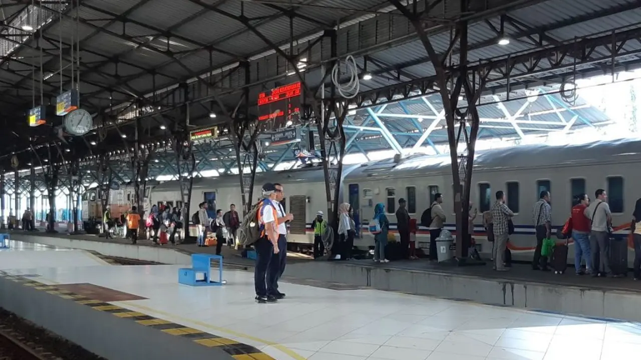 Penumpang siap naik kereta api di Stasiun Purwokerto. (Foto: Liputan6.com/ KAI Daop 5/Muhamad Ridlo)