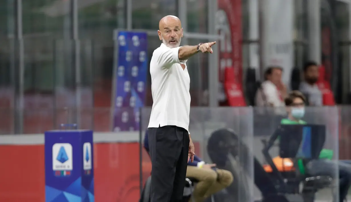 Pelatih AC Milan, Stefano Pioli menginstruksikan pemainnya saat bertanding melawan Bologna pada pertandingan lanjutan Liga Serie A Italia di stadion San Siro di Milan, Italia, Sabtu, (18/7/2020). AC Milan menang telak 5-1 atas Bologna. (AP Photo/Luca Bruno)