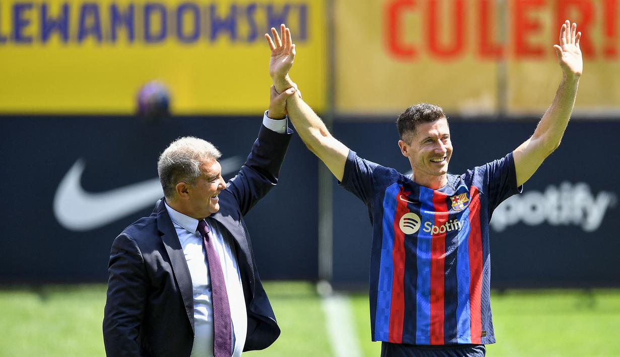 Barcelona mendatangkan juru gedor Bayern Munchen yang sudah berusia 34 tahun, Robert Lewandowski dengan mahar 45 juta euro. Mahalnya harga Lewandowski yang tampil menggila bersama Bayern Munchen menjadi pengecualian. Saat ini Lewandowski memuncaki daftar top skor La Liga dengan torehan empat gol hasil dari tiga laga. (AFP/Pau Barrena)