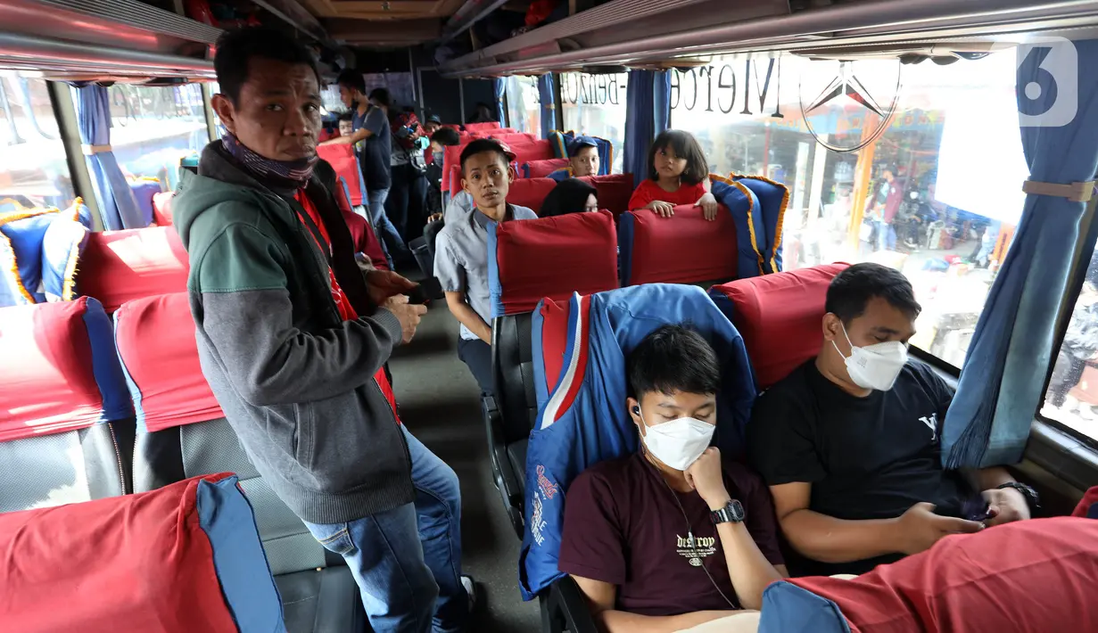 Ribuan orang secara bersamaan mendatangi Terminal Kalideres untuk berangkat menuju berbagai destinasi, di antaranya, Jawa Tengah, Padang, Palembang, Bengkulu dan Lampung. (Liputan6.com/Johan Tallo)