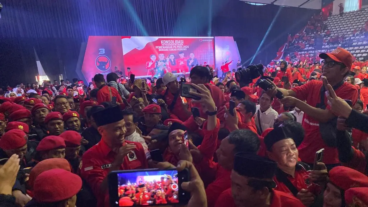 Bakal calon presiden dari PDI Perjuangan Ganjar Pranowo hadiri Konsolidasi Akbar Pemenangan Pemilu Legislatif dan Pemilu Presiden 2024 yang digelar DPD PDIP DKI Jakarta di Hall Basket Senayan, Jakarta, Minggu (4/6/2023). (Ady Anugrahadi/Liputan6.com)