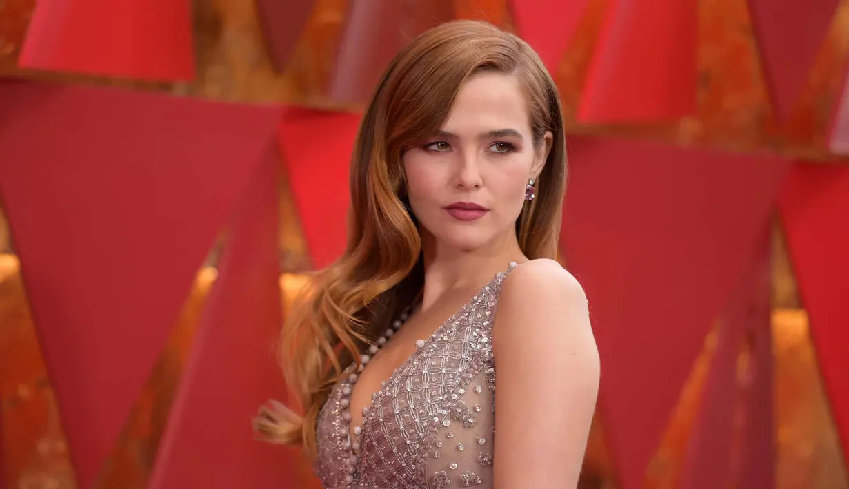 Aktris Zoey Deutch berpose saat menghadiri acara Piala Oscar 2018 di Dolby Theatre di Los Angeles, AS (4/3). (Photo by Richard Shotwell/Invision/AP)