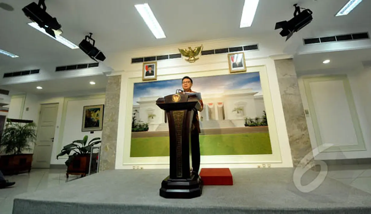 Menteri Dalam Negeri, Tjahjo Kumolo memberi pernyataan usai menghadiri sidang kabinet paripurna di Istana Merdeka, Jakarta, Rabu (4/2/2015). Tjahjo memberikan pernyataan seputar pelaksanaan Pilkada secara serentak. (Liputan6.com/Faizal Fanani)