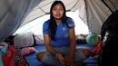 Imigran El Salvador Daniela Diaz (19) berpose di dalam tempat penampungan di Tijuana, Meksiko 6 April 2019. Rombongan migran Amerika Tengah mencapai kota perbatasan Meksiko -AS tersebut untuk mencari suaka akibat kekerasan, pembunuhan dan kemiskinan yang mengancam mereka. (REUTERS/Carlos Jasso)
