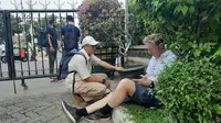 Selfie Bersama Emak-Emak Massa Aksi Dekat MK, WN Inggris Diamankan Imigrasi