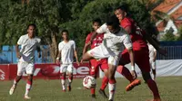 Laga Madura FC (kostum merah) kontra Persis di Stadion Ahmad Yani, Sumenep, Sabtu (20/7/2019). (Bola.com/Dok. Media officer Persis Solo)