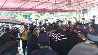 Suasana haru menyambut kedatangan jenazah pilot Sriwijaya Air SJ 182, kapten Afwan di Cibinong, Bogor. (Liputan6.com/Achmad Sudarno)
