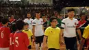 Dua mantan bintang klub AC Milan, El Sharrawy (tengah) dan Zambrotta bergabung bersama Park Ji Sung & Friends melawan Indonesia All Star di Stadion GBK Jakarta, (2/6/2014). (Liputan6.com/Helmi Fithriansyah)