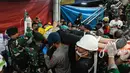 Tim gabungan berupaya mengevakuasi salah satu korban kecelakaan Kereta Api Jarak Jauh (KAJJ) Argo Bromo Anggrek dengan Kereta Rel Listrik (KRL) Commuter Line di stasiun Bekasi Timur, Bekasi, Jawa Barat pada Selasa 28 April 2026. (Yasuyoshi Chiba/AFP)