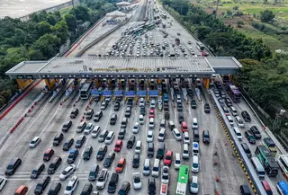 Foto udara menunjukkan kendaraan yang terjebak kemacetan di gerbang tol Cikampek Utama 2, Jawa Barat, pada Selasa 17 Maret 2026. Arus mudik Lebaran 2026 mulai menunjukkan peningkatan signifikan. (BAY ISMOYO/AFP)