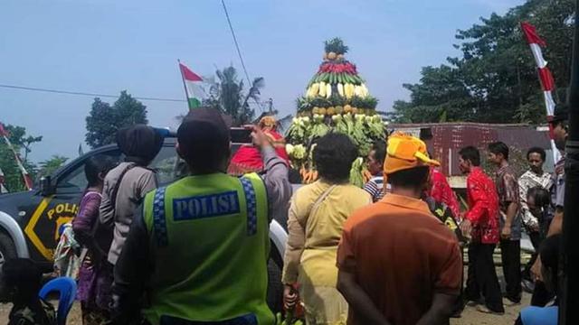 Gunungan hasil bumi akan diperebutkan oleh masyarakat seusai lelang hasil bumi dan ternak dalam rangkaian perayaan Pentakosta GKJ Pengalusan, Purbalingga.  (Foto: Liputan6.com/Dinkomuinfo PBG/Muhamad Ridlo)