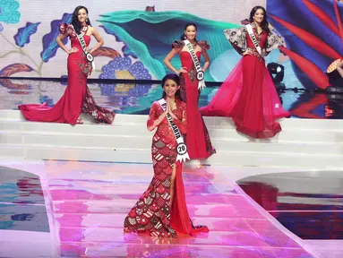 Finalis dari Yogyakarta, Dilla Fadiela maju ke depan setelah masuk ke 6 finalis pada malam puncak Puteri Indonesia 2018 di JCC, Jakarta, Jumat (9/3). Enam finalis menjawab pertanyaan yang ada di dalam payung Pasundan. (Liputan6.com/Herman Zakharia)