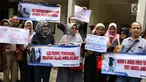 Korban dugaan penipuan agen perjalanan umrah First Travel menunjukkan spanduk tuntutan saat sidang perdana kasus First Travel di Ruang Sidang Utama Pengadilan Negeri Depok, Jawa Barat, Senin (19/2). (Liputan6.com/Immanuel Antonius)