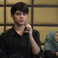 Aliando Syarief sudah mulai serius menekuni profesinya di industri musik. Kota Malang menjadi lokasi keenam Aliando menggelar mini konsernya yang bertajuk The World of Aliando. Kabarnya, Aliando bakalan membocorkan satu lagu yang ada di dalam albumny...