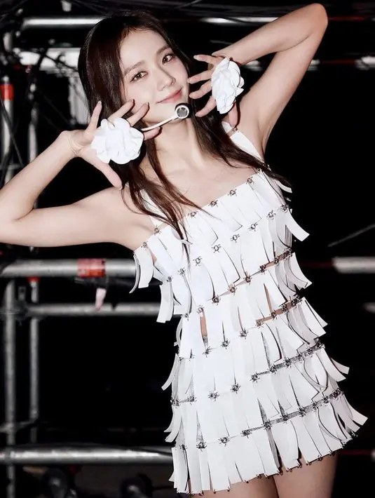 Di Mexico, ia juga tampil dengan mini dress putih yang mirip dengan potongan kertas. @sooyaaa_