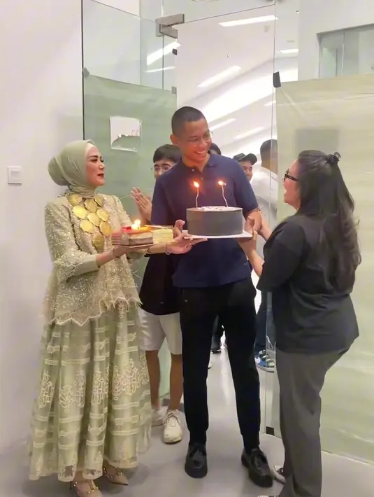Ditemani Mulan, Atalla memberikan kue dan lilin ulang tahun untuk Tiara. Putri sulung Mulan ini pun tersenyum bahagia. [Instagram/mulanjameela1]