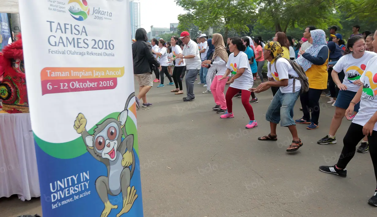 Warga diajak berolaharga bersama pada ajang promosi Tafisa Games 2016 di Jalan Sudirman, Jakarta, (25/9/2016). (Bola.com/Nicklas Hanoatubun)