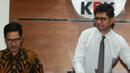 Wakil Ketua KPK Laode Muhammad Syarif (kanan) didampingi Jubir KPK Febri Diansyah usai memberi keterangan dugaan TPPU, Jakarta, Jumat (18/5). Sebuah korporasi diduga menampung uang hasil korupsi Bupati Kebumen Mohamad Yahya Fuad. (Merdeka.com/Dwi Narwoko)