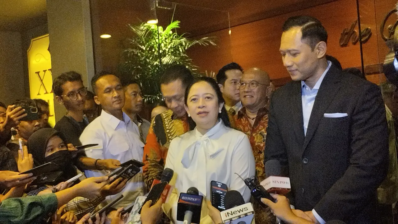 Ketua DPP PDIP Puan Maharani dan Ketua Umum Partai Demokrat Agus Harimurti Yudhoyono (AHY) di acara peluncuran buku Tetralogi AHY di Djakarta Theater XXI, Jalan MH Thamrin, Jakarta Pusat, Kamis (10/8/2023). (Liputan6.com/Winda Nelfira)