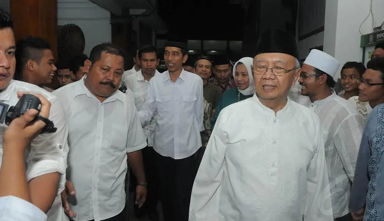 Para Santri terus berusaha melihat sosok Jokowi yang akan maju dalam pilpres 9 Juni mendatang (Liputan6.com/Herman Zakharia)