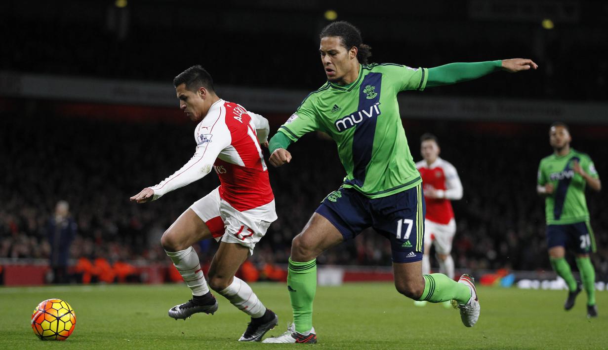 Virgil van Dijk diharapkan dapat menjadi jawaban untuk rapuhnya lini pertahanan Liverpool. Saat ini, The Reds sudah kebobolan 23 gol dari 20 pertandingan di Premier League. (AFP/Ikimages)