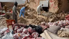 Para pemilik toko di Afghanistan mencari sisa-sisa toko mereka yang rusak di sepanjang jalan raya, menyusul gempa bumi di Tang-e Tashkurgan, distrik Khulm, provinsi Samangan, pada Senin 3 November 2025. Sedikitnya 20 orang dinyatakan tewas dan lebih dari 320 orang terluka setelah gempa bumi mengguncang wilayah utara Afghanistan. (Atif Aryan/AFP)