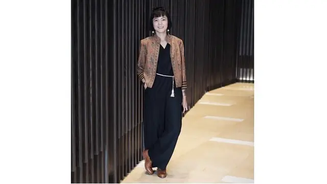 Kali ini ibu satu anak ini tampil dengan dress hitam yang dipadukan dengan blazer batik.