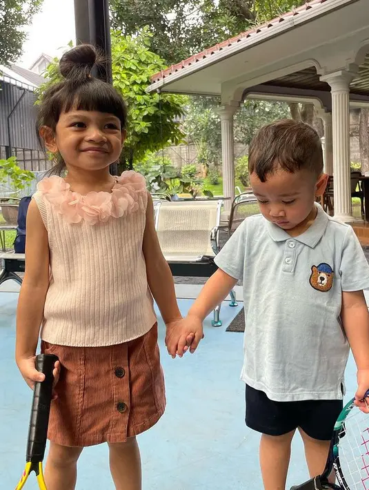 Dalam pertemuan tersebut, Lembah Manah terlihat menggemaskan mengenakan atasan pink sleeveless dengan aksen bunga 3d pada bagian leher. Dengan gaya rambut diikat ke atas.  [@riniperdiyanti]