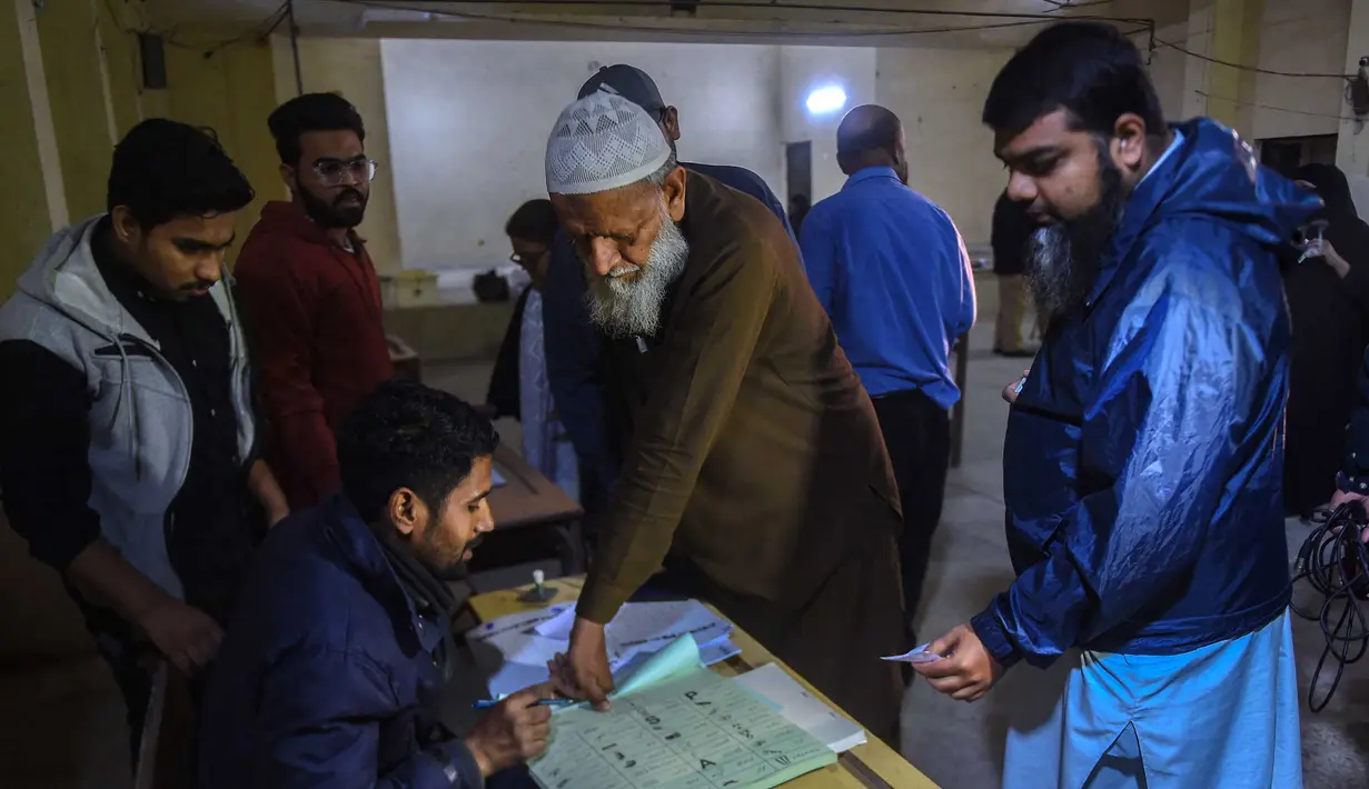Meski diwarnai sejumlah peristiwa, Pemilu di Pakistan tetap dilaksanakan sesuai jadwal, yakni pada 8 Februari 2024. (Rizwan TABASSUM/AFP)