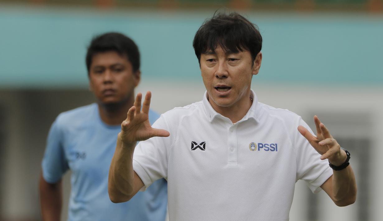 Manajer pelatih Timnas Indonesia, Shin Tae-yong, memberi arahan saat sesi latihan di Stadion Wibawa Mukti, Cikarang, Senin (13/1/2020). Sebanyak 51 pemain mengikuti seleksi untuk memperkuat skuat utama Timnas Indonesia U-19. (Bola.com/M Iqbal Ichsan)