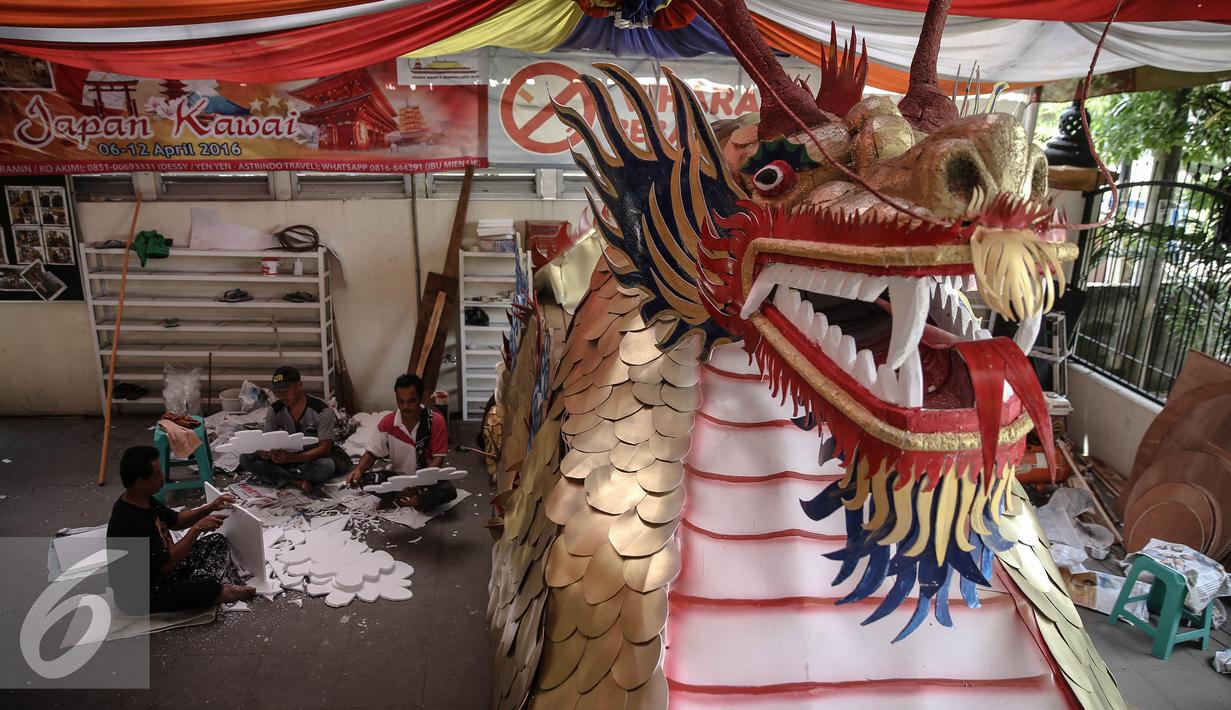 Sebuah hiasan mobi Naga disiapkan di Vihara Saddhapala, Jakarta, Jumat (22/4/2016). Persiapan tersebut dilakukan untuk Pindapata Gema Waisak 2560 BE pada tanggal 24 April di Kota Tua. (Liputan6.com/Faizal Fanani)