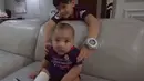 Sebagai anak dari pemiliki RANS Nusantara FC, tentu Rafathar dan Rayyanza juga kompak pakai jersey RANS Nusantara FC. Kekompakan ini terlihat saat momen Ronaldinho sambangi rumah Raffi Ahmad. Kelucuan Rayyanza pakai jersey RANS ini membuat netizen kian gemas. (Liputan6.com/YouTube/RANS Entertainment)