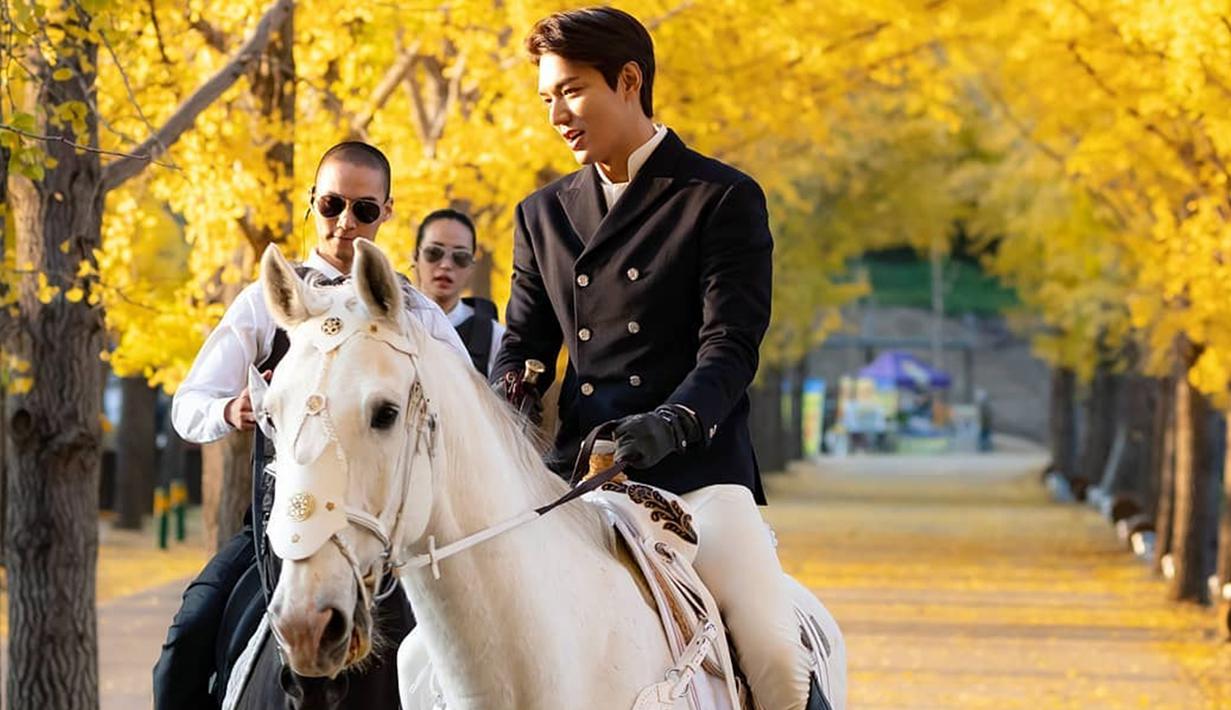 Foto-foto aktor kelahiran Seoul, Korea Selatan ini mencuri perhatian netizen. Dalam foto tersebut terlihat pula Lee Min Ho tengah dikawal dengan para bodyguard yang ada dibelakangnya. (Liputan6.com/IG/@anstagram_._)