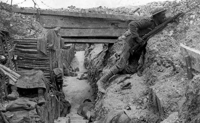 Ilustrasi parit pertahanan Perang Dunia I, Cheshire Regiment di Somme, 1916. (Sumber Wikimedia Commons/Imperial War Museums/John Warwick Brooke)